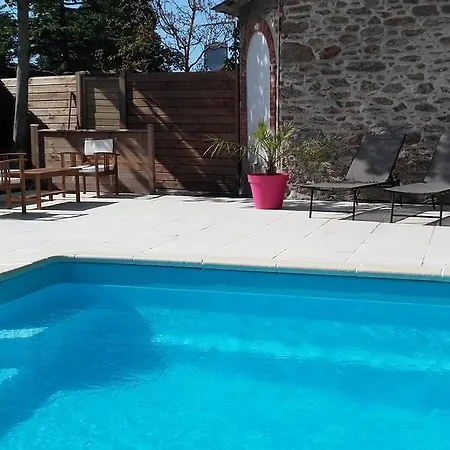 Konukevi Les Roulottes De La Baronnie 2*