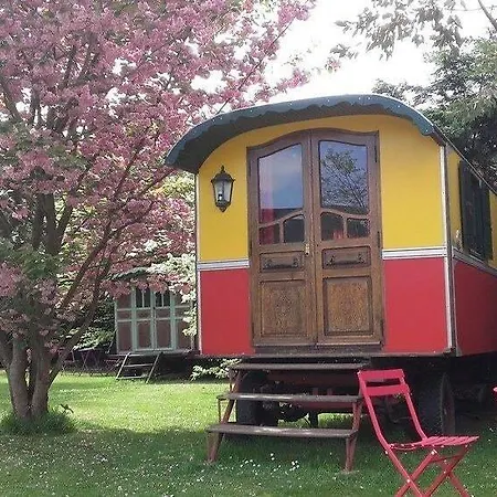 Konukevi Les Roulottes De La Baronnie 2*